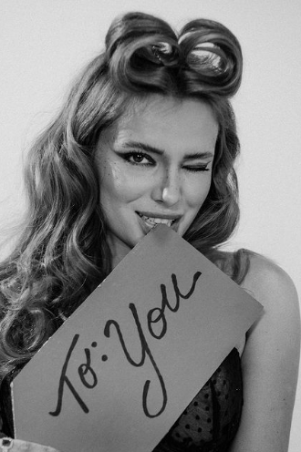 بيلا ثورن تنشر صور جديدة صادمة وتسأل متابعيها عن أمنياتهم من "سانتا"